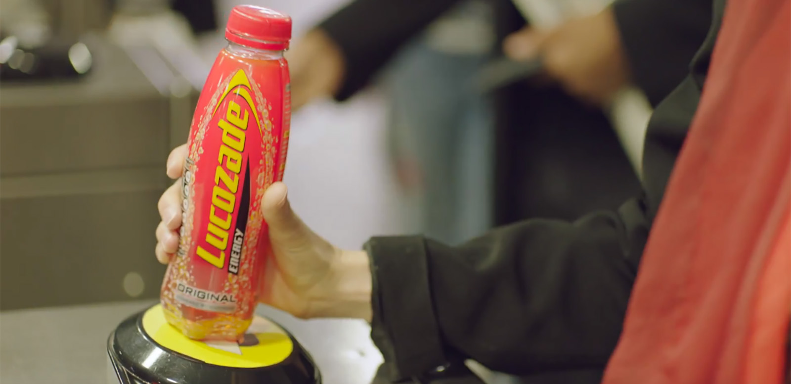 Как открыть бутылку лимонада. Lucozade энергетический напиток. Lucozade первый Энергетик. Напиток Lucozade картинка. ), Создавший Lucozade..